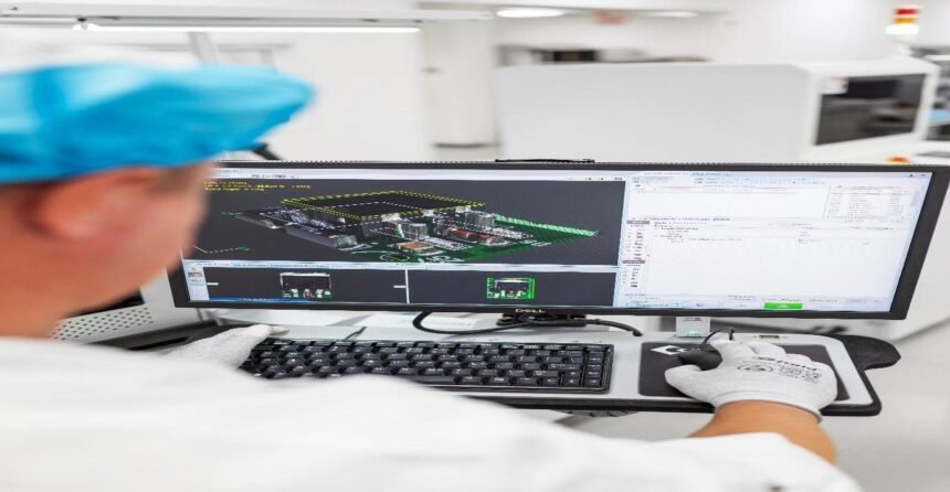 Inline-Inspektionsstationen einer SMT-Linie mit Prozessdaten auf dem Monitor